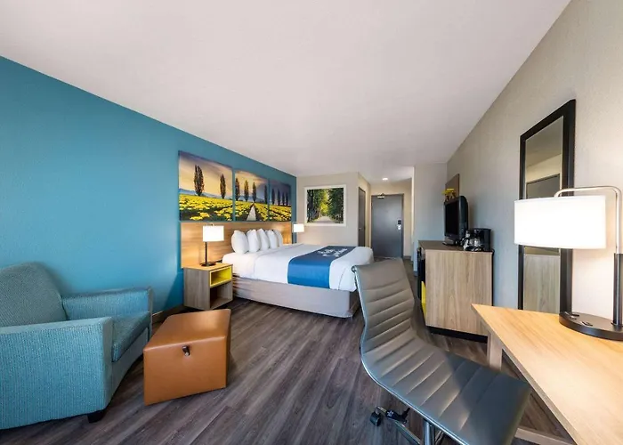 Days Inn By Wyndham Lathrop